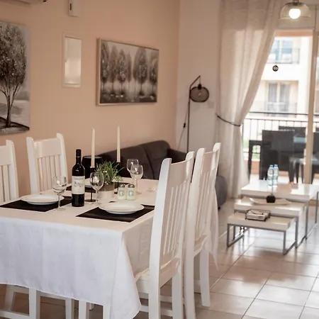 Noyas Place- Amazing 2bdrm With Swimming Pool Complex